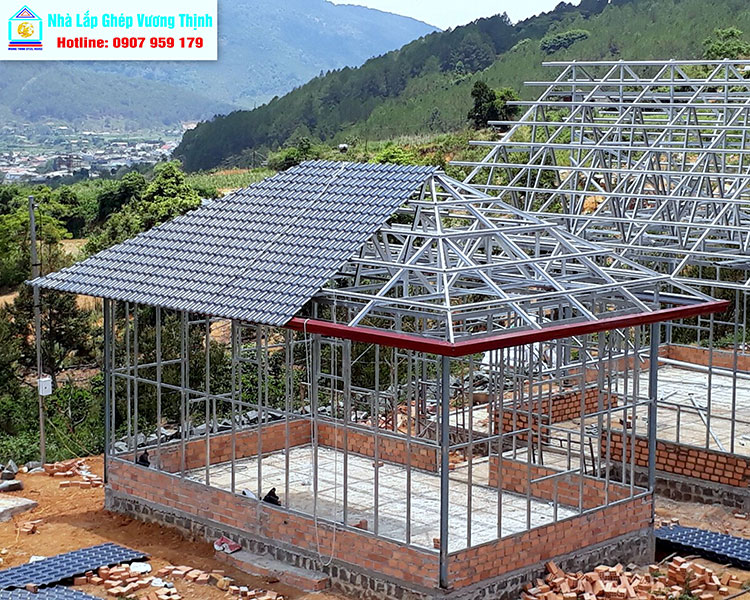 Tiến hành lợp mái nhựa ngói chống nóng